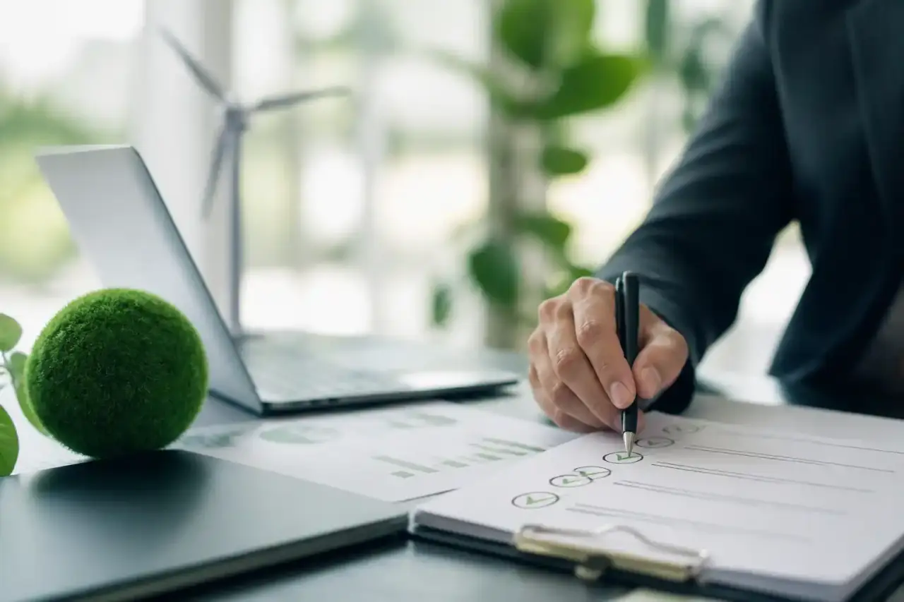 Équipe dirigeante en réunion autour d’un audit carbone et d’indicateurs de performance durable